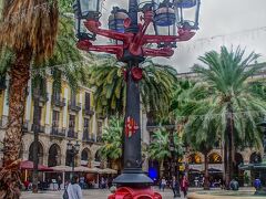 旧市街のレイアール広場には、ちょっとハデな街灯があります。
これこそ1878年2月にアントニ・ガウディ(1852年6月25日 - 1926年6月10日）が市から設計依頼を受けた、建築家としての初仕事の作品です。

　