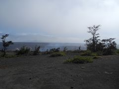 噴火口から蒸気が上がっています。