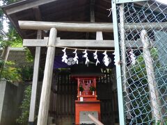 瀧神社
崖の途中に有ります。