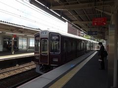 　阪急御影駅から、阪急神戸線の各駅停車に乗ります。
　つややかなマルーンの車体に、落ち着いた色彩の内装。わずか10分と少しだったけど、久々に大好きな電車に乗れて嬉しかったです。