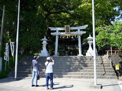 加茂荘花鳥園から車で２０分ほどで事任八幡宮に到着。数年前まではひっそりとした神社でしたが、大勢の人が参拝していてびっくり！！