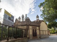 こちらは、バルセロナの高級住宅街ぺドラルベス地区に建つ｢グエル別邸／Finca Guell」(1884-1887)です。
後にガウディの最大のパトロンとなるエウゼビ・グエル(1846年-1918年)が初めてガウディに依頼をした建築物です。
ガウディには庭園の改築と門番小屋と厩舎の新築を依頼しました。