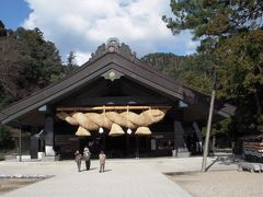 出雲大社
神楽殿の正面には日本最大級の大注連縄（長さ13.6m、重さ5.2t）があります。