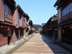 少しだけ金沢市内を散策。
まずは、ひがし茶屋街へ。
まだ朝早いためか、静かでいい感じです。