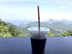 先ずは景色を見ながらコーヒーを♪
山間に見える三角の島が、先程ｼｰﾊﾟﾗﾀﾞｲｽから見た淡島です(^^