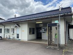 車で１０分くらいで長良川鉄道関駅です。