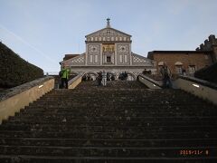 この後、ミケランジェロ広場に立ち寄りました。フィレンツェの街が一望できるこちらの写真は、一番上のものしかありません。何故かと言うと、風景を観ずにガブリエルさんとイタリア語の勉強をしていたからです。イタリア語は動詞の活用がいっぱいあって覚えるのが大変というと、じゃ、この活用は？と小テストされたり、発音を直してもらったり。その間、夫はその辺の自転車をリサーチに行ってしまいました。せっかくのミケ広なのにと思いますが、これはこれで良い思い出になりました。

次にガブリエルさんが「ミケランジェロ広場よりも、もっと見晴らしの良いところに案内します」と連れていってくれたのがサンミニアート・アルモンテ教会です。
この長い階段を登っていくので、標高としてはミケランジェロ広場よりも高いです。
