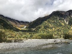 河童橋から、少し先へ進んで河原からの一枚。明神橋までは行けそうにありませんが行けるところまで行ってみます。