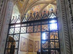 ビタミンカラーの礼拝堂は、サン・ブリツィオ礼拝堂。
