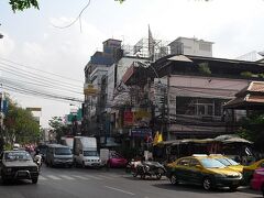 　朝8時に起床する。今日はバンコクの市内観光、ワットポーやワットアルン、及び園周辺を散策し、晩御飯はチャイナタウンで食べることに決めていた。9時にゲストハウスを出て、歩いてワットポーを目指すべく、国立美術館方面へ。ワットポーまでは歩いていけない距離ではない。