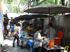 　パッポン通りを出て、BTSの高架沿いを歩きラライサップ市場へ。ここは雑貨や衣類、おもちゃ屋の屋台が並ぶマーケット。小さいながら、狭い路地にぎっしりと商品が詰まっていた。