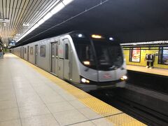 DUNDAS駅からTTC（地下鉄）でUNION駅へ
1号線（ヤング線）の新車は地元ボンバルディア製