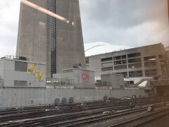 ユニオン駅出発
発車後すぐに左手にCNタワーが見える。さよならトロント