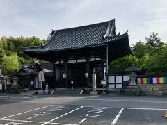 閉門中の石山寺東大門。