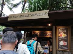 初めてのIsland Vintage Shave Ice。パッションリリコイやったかな。おっきいけどペロリ。
ほんとならDFS、Ross、Nordstrom rackなどshoppingしたいけど、この日はクリスマス当日でcloseでした。一通りぶらついて、初日終了。

ホステルはWaikikiの端っこやけど、ABCも近くトロリー、バス、なんでも近くて生活しやすかった。8人部屋に日本人4人、日本在住韓国人、皆かわいい子ばっかりで楽しかった。けど部屋は狭くて荷物広げるのが大変。最近新しくておしゃれで機能的なドミが多いのに、ここは古くてコンセントも変な位置にあって不便だし、争奪戦です。部屋に冷蔵庫、電子レンジありは嬉しいけど。あと、部屋の鍵が腕につけられる式なのもプラスポイント。Waikikiに貴重な格安宿であることは間違いない。