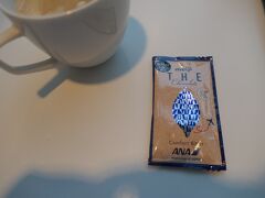 その後、ANAラウンジに入りました、鞄を探っているとこれが出てきました。一昨日バレンタインだったので、飛行機を降りるときにCAから配られたチョコレートです。忘れていました。