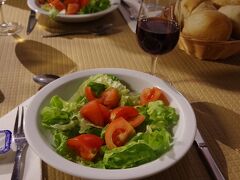 Restaurante Cozzza Rioでの夕食です。
サラダは嬉しいんだけど、
これだけで結構お腹がいっぱいになっちゃうよ。
添えられている赤ワインは、もちろんポートワインです。
普通のグラスワインだと４ユーロですが、ポートワインは６ユーロです。
生ビール・ジュースは３ユーロ。
