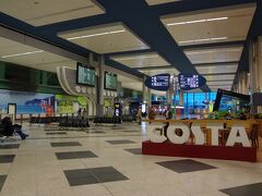 早朝なので空港内は人がいません。
Costa Coffeeは、深夜まで営業していますが朝の開店は７時です。
