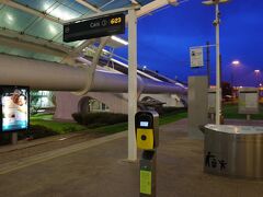 Aeroporto駅です。メトロの６路線のうち、
Ａ線・赤ラインから分岐するＥ線・紫ラインがここに来ます。
６：２３。早い時間ですが、一昨日ポルトガルに着いたばかりで、
日本との時差９時間が身体に残っています。
日本時間では１５:２３ですから、起きてしまうんです。
（２０２０年３月２９日から１０月２５日はサマータイムで
時差は８時間です）
せっかく目の前に空港があり、メトロの始発駅があるのだから、
ちょっと散歩して来ようと出掛けて来ました。
手前にある押しボタンのような物が、刻印機です。
改札がない代わりに、ここにＩＣカードをタッチします。
