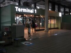夕方、家で軽く食べて17:50頃に自宅を出発。阪急で梅田へ。新阪急ホテルで18：20発の高速バスが遅れていて乗れそうだったけど、満席で乗れず、18：40発に。往復切符を買って待っていると5分ほど前にバスが到着して、結構ガラガラ。夕方のラッシュも過ぎたのか、スムーズに流れて予定通りに関空第1ターミナルに到着です。