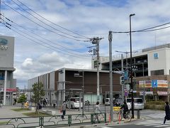 京王線の駅で言うと2駅分移動。
自転車で5分ほどで国領駅にやって来ました。
駅前に確かい志井さんがあるはず！…でしたが、ここの店舗は15時から。
しゃあない、引き返しますか。
海外行っても地元でもリサーチの甘さは変わらない（笑）