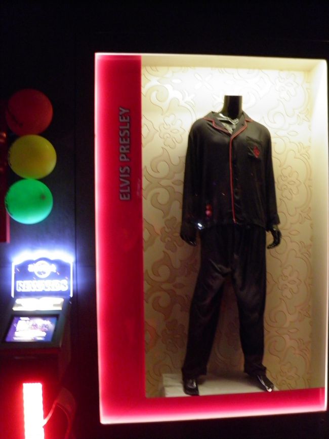 8：30にオフィスへ。1時間ほどタイ人の社員と話してその後は日本の仕事を片付けた。ランチはどこかの地下へ連れていってもらったが、ボバ・ティーのみを買って7 ELEVENでサンドイッチを購入。