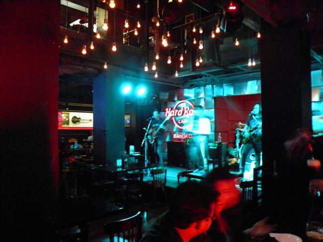 午後も仕事で18:30から現地の日本人も合流し、イタリアンへ。 2次会はアルゼンチン・レストランへ。しかしオーダーしたのはNYステーキ。