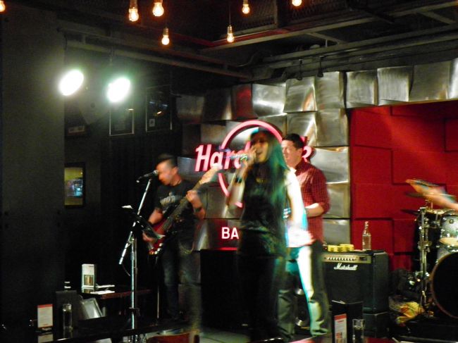 22:00過ぎに解散し、そこからHRCへ向かう。ちょっと寂れた場所にあったが、24周年記念ピンをゲット！