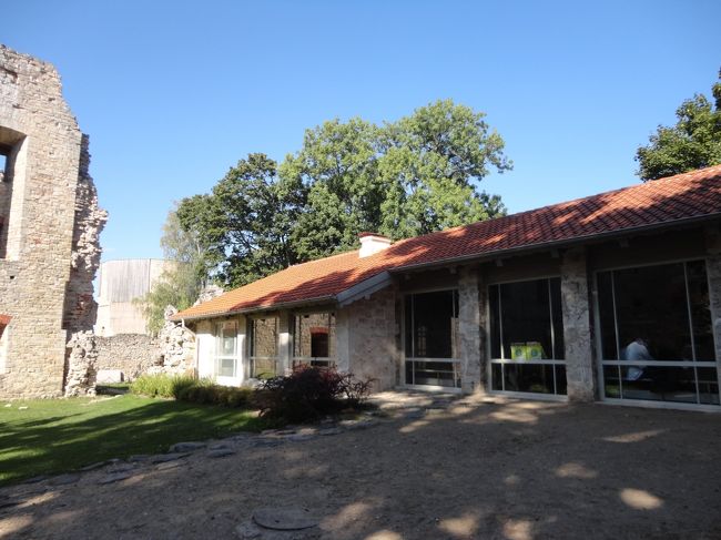 受付でスーツケースを預けることができました。