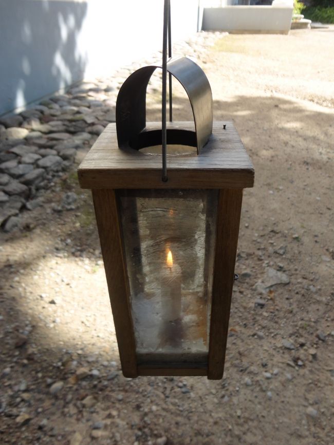 入るときにランタンを貸してくれます。暗い場所があるから、とのこと。