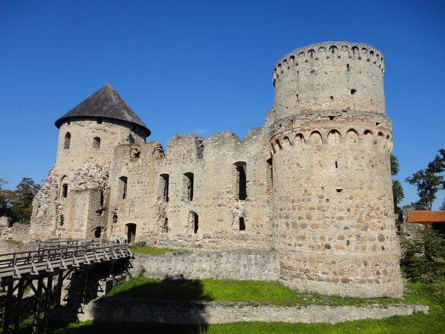 ツェースィス城址です。円筒形の塔と、とんがり屋根の塔があります。