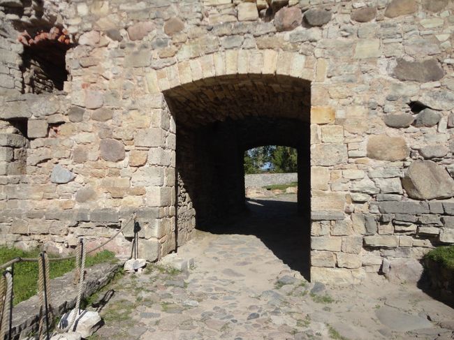 門をくぐり、中に入っていきます。