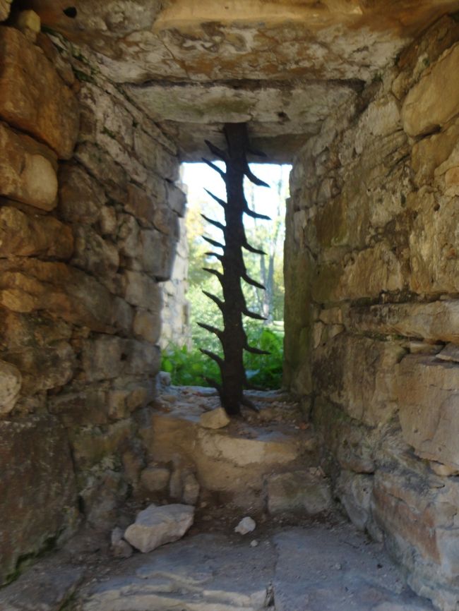 城内の窓。侵入(脱出？)防止のトゲ付き柱が建てられています。