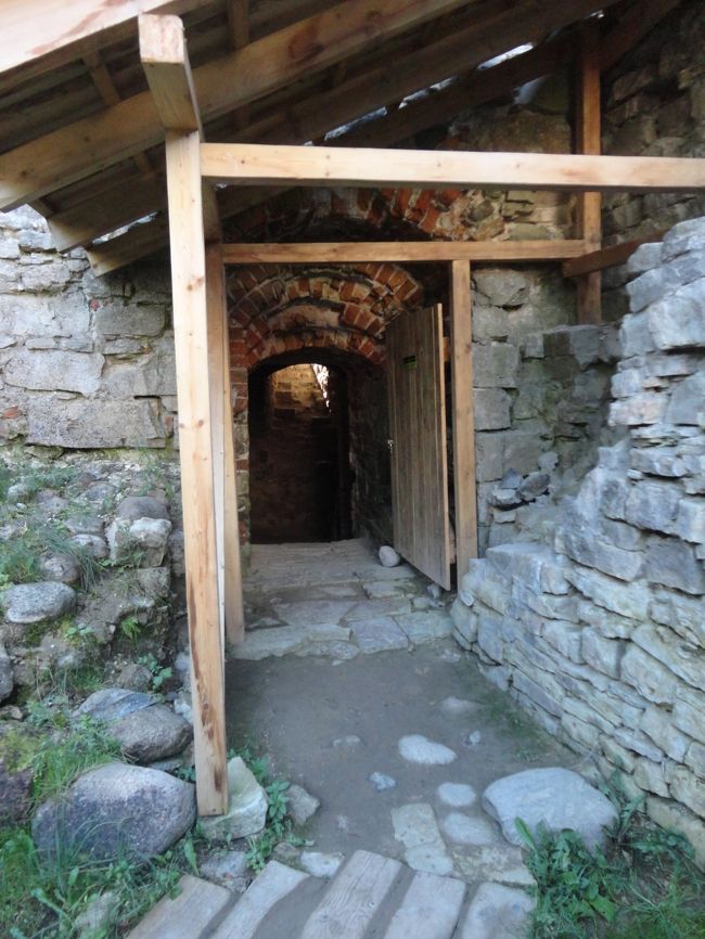 次は城のとんがり屋根の方の塔に入っていきます。