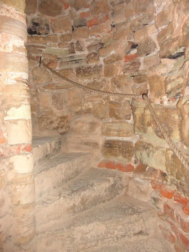 中はとても暗いです。ここでランタンが活躍します。