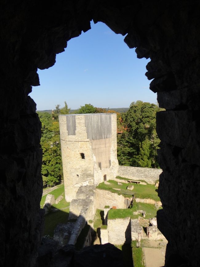 いびつな形の窓から城内の様子が見えます。