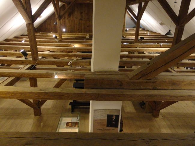 屋根裏には特に展示はなく、こんな感じで下を眺めることができるだけです。