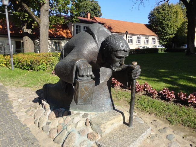 ランタンを持った怪しげな像がありました。