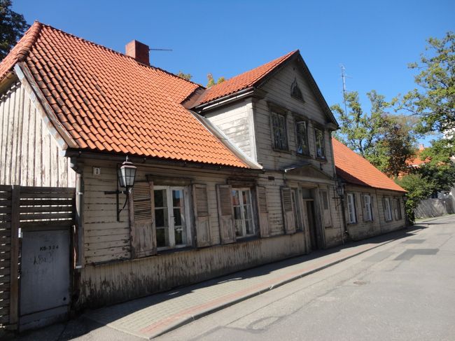 民家でしょうか？だいぶ古びていますが味わいがあります。