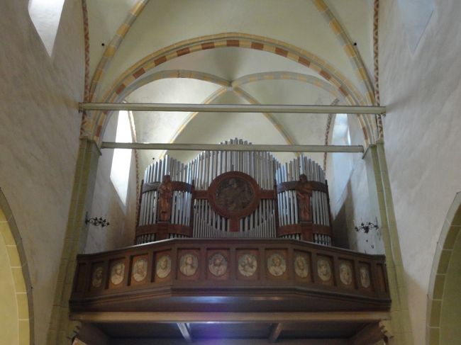 パイプオルガンは小さめ。