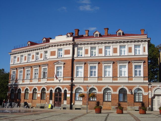 広場にあった立派な建物。リガ教育大学のツェースィスキャンパスだそうです。