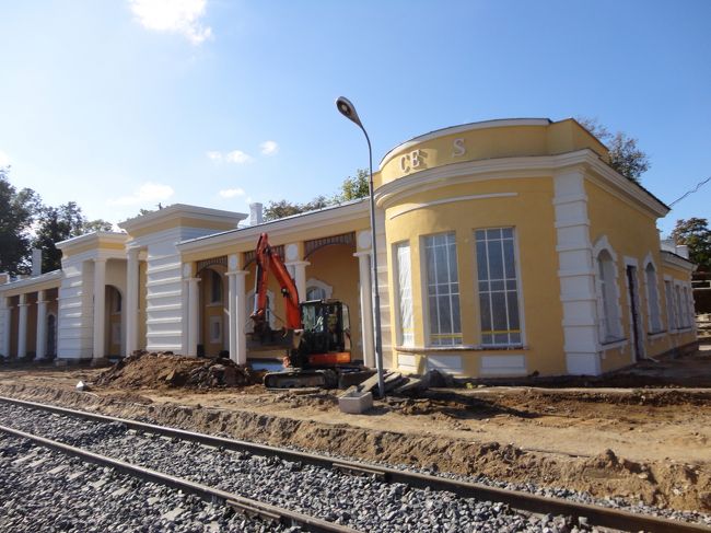 ツェースィス駅に到着。ここからエストニアのタルトゥに行きたかったのですが、時刻表を見ても電車がなさそう。念のため駅で電車を待っていた人にも聞いたらネットで調べてくれましたが、やはり電車はない。バスも出ておらず、八方塞がり。<br />どうしたものか・・・