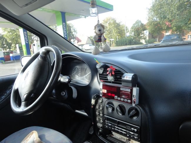 こういう時は必殺タクシーです。<br />金に物言わせて移動します。限られた時間でたくさん見て回る為の個人旅行なので。<br />とりあえず国境のヴァルカまで行けばバスがあるだろうと踏んで、一か八かヴァルカを目指します。