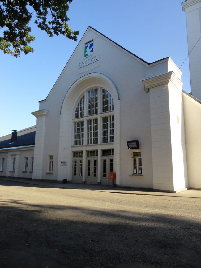 ヴァルカのバスターミナルまで、とお願いしたら、やたらと開けた変な場所に下ろされました。こんな所にバスが来るんだろうか、と途方に暮れていたら、近くのベンチで本を読んでいるおじいさんがいたので、聞いてみることに。<br />ここからヴァルカまではバスで行ける？タクシーじゃないと駄目？と聞いたところ「タクシーはやめておけ、あいつらはマフィーア、ヤクーザ」とのこと。間もなくバスが来るから安心して待ってなさい、と言われたので待っていると、程なくしてバスが来て、ヴァルカの街まで到着しました。<br />ヴァルカのバスターミナルでタルトゥ行きのバスがあるか？と聞いてみると、ない、とのこと。おかしい、地球の歩き方にはバスが出ていると書いてあったのに、便自体が存在しないとは、と一瞬悩みましたが、ここはラトビアのヴァルカ。タルトゥ行きのバスが出ているのはエストニア側のヴァルガです。元々この２つは同じ街でした。<br />ということで、再びヤクーザのタクシーを拾ってヴァルガに。無事バスターミナルに到着しました。