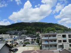 大山崎駅より望む、天王山です。

さほど高い山ではなさそうです。

安土桃山時代に天下の覇権をかけて、明智光秀公と羽柴秀吉公が戦った地です。
