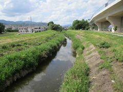 天王山を下山して、実際に山崎の合戦が行われた、小泉川（円明寺川）に来ました。

この川を挟んで、明智軍と秀吉軍が戦いました。
