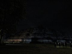 遺跡入口の門から少し歩くと、真っ暗の空の下、忽然とピラミッド状の巨大な建造物の影が見えてきました。

これがボロブドゥール遺跡・・・。