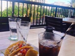 部屋でひと休みしたら
喉が渇いたのでこちらへ

トミーバハマレストランです！

気持ちが良さそうな最上階のルーフトップの席にしてもらいました