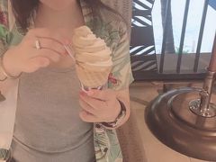 アイスを食べ終わってまたアイスです笑

アイスのはしご～♫

ロイヤルハワイアンSCのフードコートにある
kulukuluでミックスソフトを★

コーヒーはあまり得意じゃないですが、
ここのコナコーヒーソフトは絶品です♡