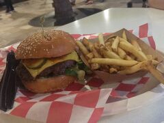 burger haleのハンバーガーです

ハワイに来たら1回はハンバーガーを食べたくなりますよね！